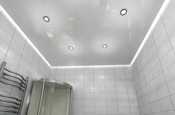 Парящий натяжной потолок в ванну